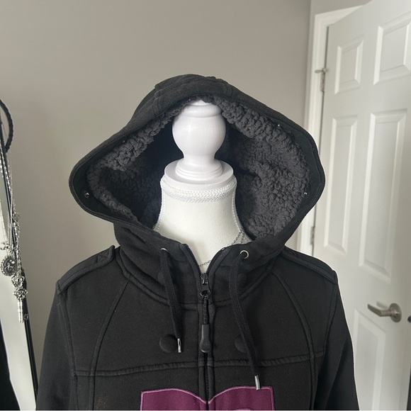 Y2K “DC” Black Embroidered Graphic Sherpa Lined Zip-up Hoodie Jacket - Picture 3 of 8